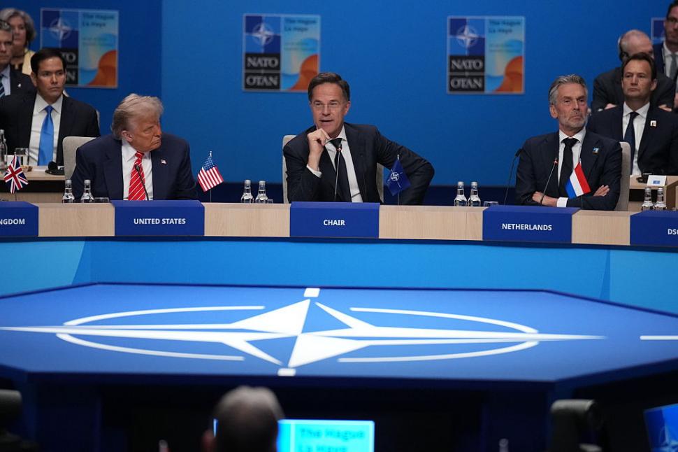 Imaginile zilei de la Summitul NATO. Vedeta reuniunii a fost președintele SUA Donald Trump. Edi Rama, în teniși la poza oficială 983724