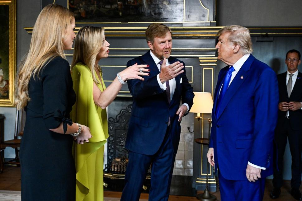 Într-o ținută îndrăzneață, Regina Maxima a furat toate privirile la Summitul NATO. Reacțiile lui Trump și Macron când au întâlnit-o 983573