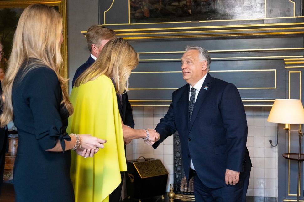 Într-o ținută îndrăzneață, Regina Maxima a furat toate privirile la Summitul NATO. Reacțiile lui Trump și Macron când au întâlnit-o 983576