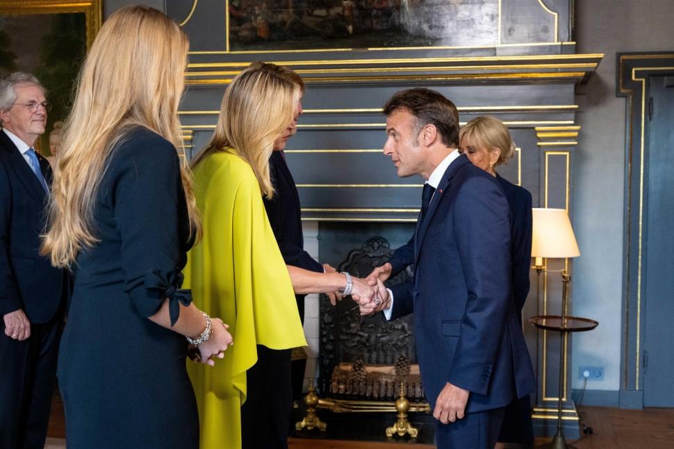 Într-o ținută îndrăzneață, Regina Maxima a furat toate privirile la Summitul NATO. Reacțiile lui Trump și Macron când au întâlnit-o 983579