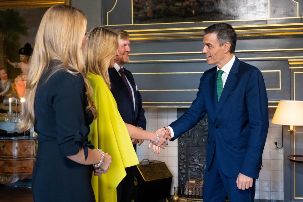 Într-o ținută îndrăzneață, Regina Maxima a furat toate privirile la Summitul NATO. Reacțiile lui Trump și Macron când au întâlnit-o 983580