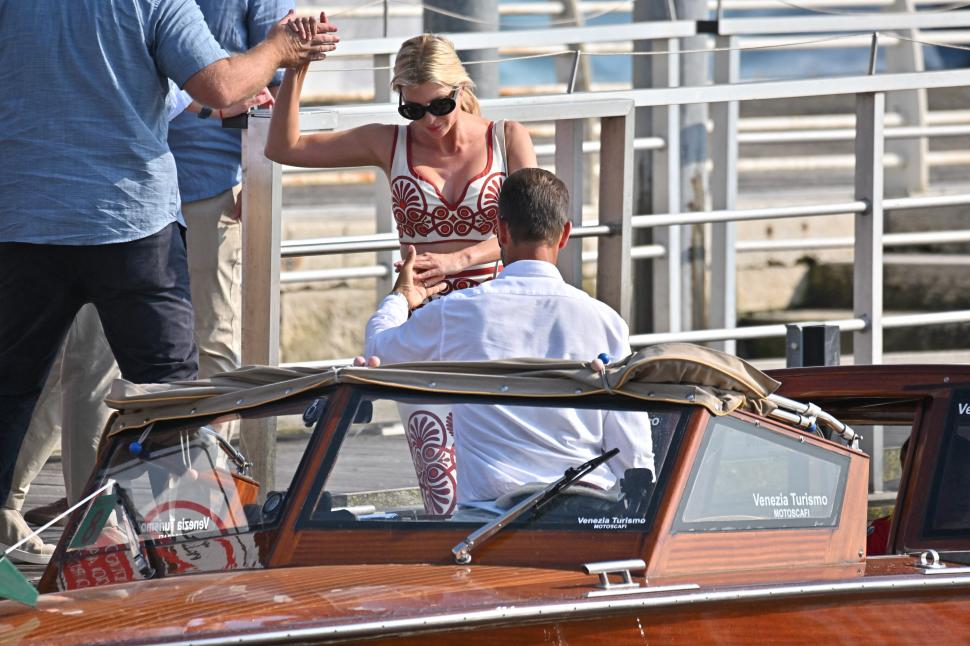 La Veneţia au început să sosească invitații VIP la nunta lui Jeff Bezos cu Lauren Sanchez. Ivanka Trump a venit cu soțul și copiii 983624