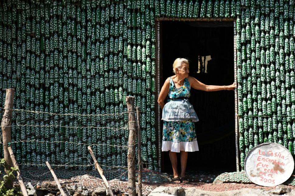 Pensionara care și-a construit singură casa din sticle de plastic, după ce a rămas fără locuință, a murit 983842