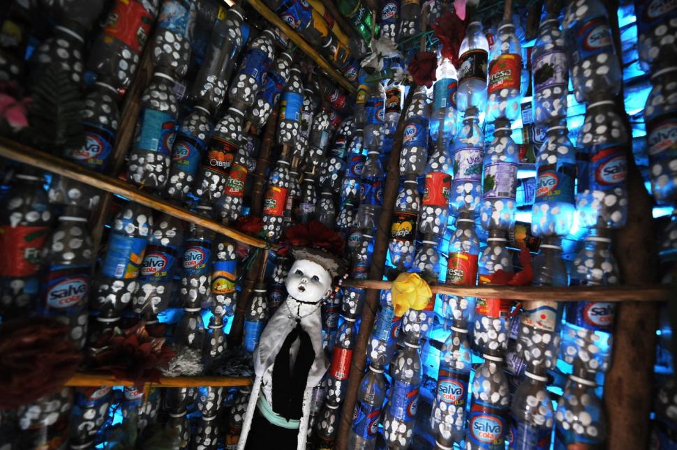 Pensionara care și-a construit singură casa din sticle de plastic, după ce a rămas fără locuință, a murit 983847