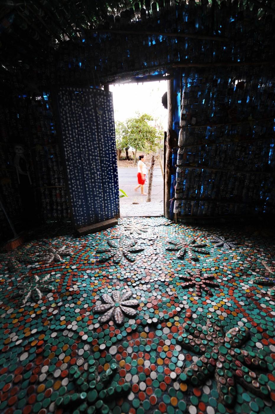 Pensionara care și-a construit singură casa din sticle de plastic, după ce a rămas fără locuință, a murit 983849