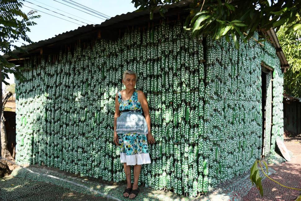 Pensionara care și-a construit singură casa din sticle de plastic, după ce a rămas fără locuință, a murit 983851