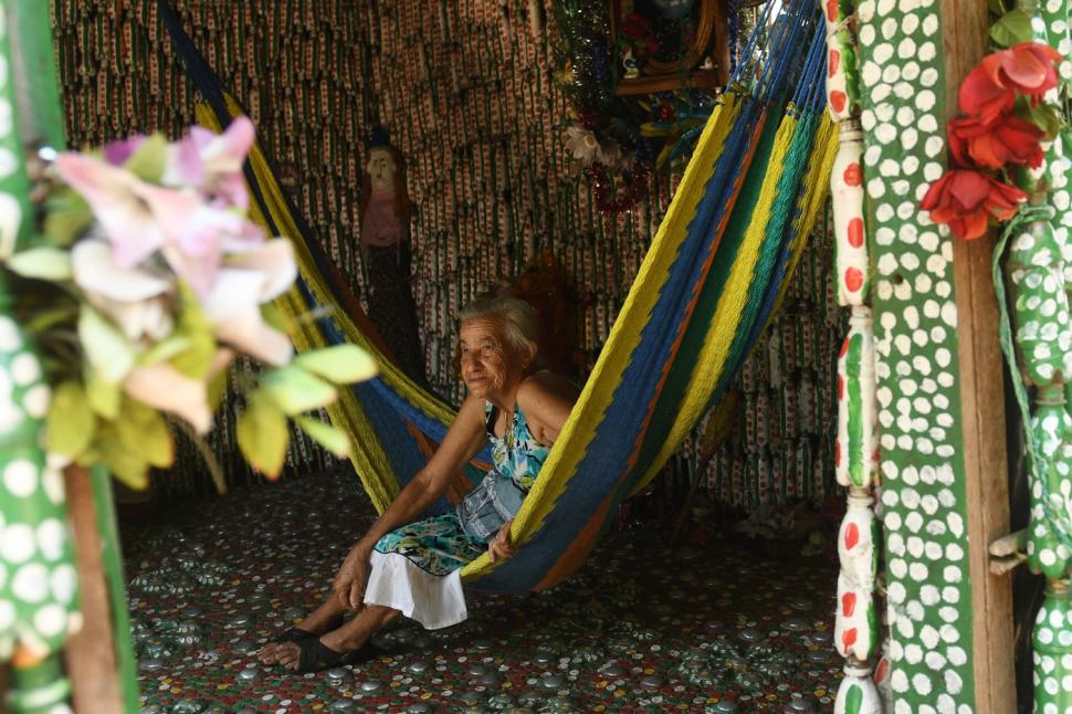 Pensionara care și-a construit singură casa din sticle de plastic, după ce a rămas fără locuință, a murit 983852