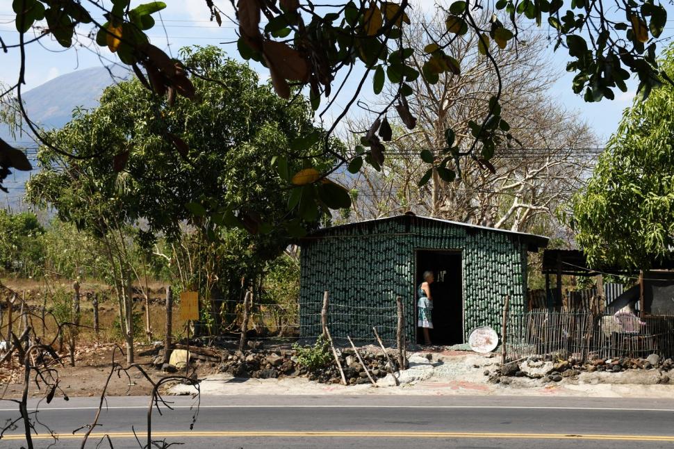 Pensionara care și-a construit singură casa din sticle de plastic, după ce a rămas fără locuință, a murit 983853