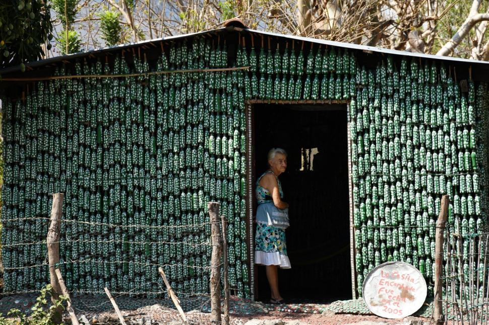 Pensionara care și-a construit singură casa din sticle de plastic, după ce a rămas fără locuință, a murit 983854