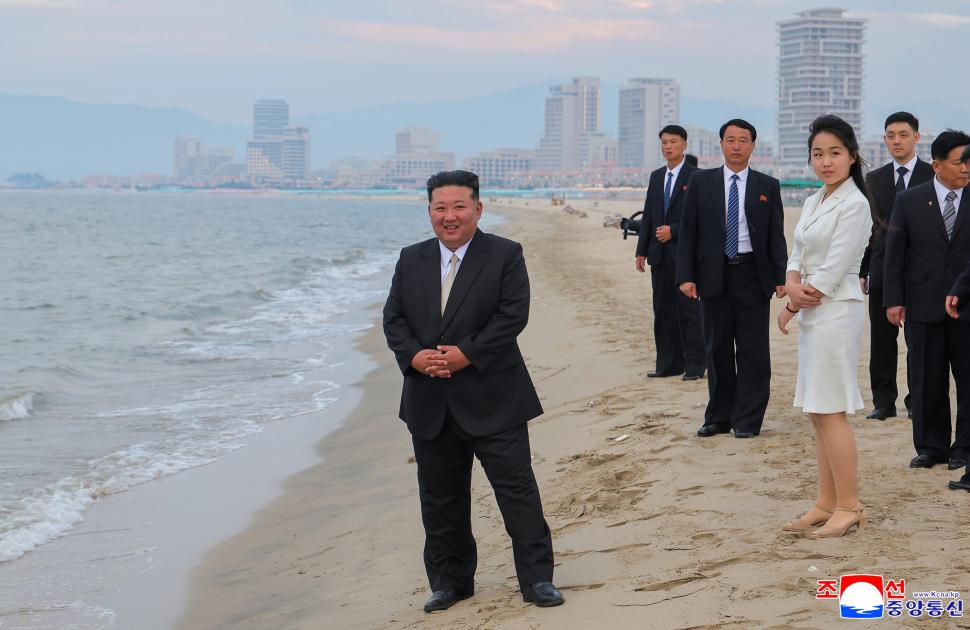 Imagini rare. Kim Jong un s-a dus cu fiica lui să-și inaugureze „Mar-a-Lago-ul”. Liderul de la Phenian s-a relaxat lângă piscină 984046