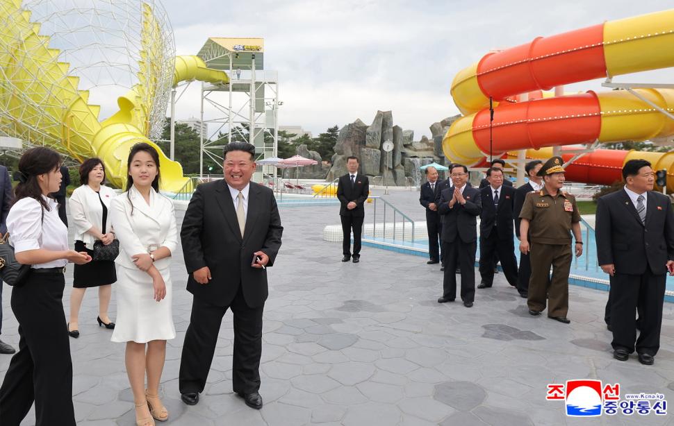 Imagini rare. Kim Jong un s-a dus cu fiica lui să-și inaugureze „Mar-a-Lago-ul”. Liderul de la Phenian s-a relaxat lângă piscină 984047