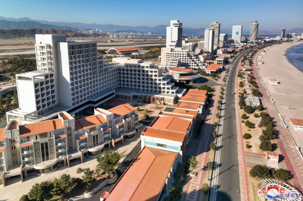 Imagini rare. Kim Jong un s-a dus cu fiica lui să-și inaugureze „Mar-a-Lago-ul”. Liderul de la Phenian s-a relaxat lângă piscină 984051