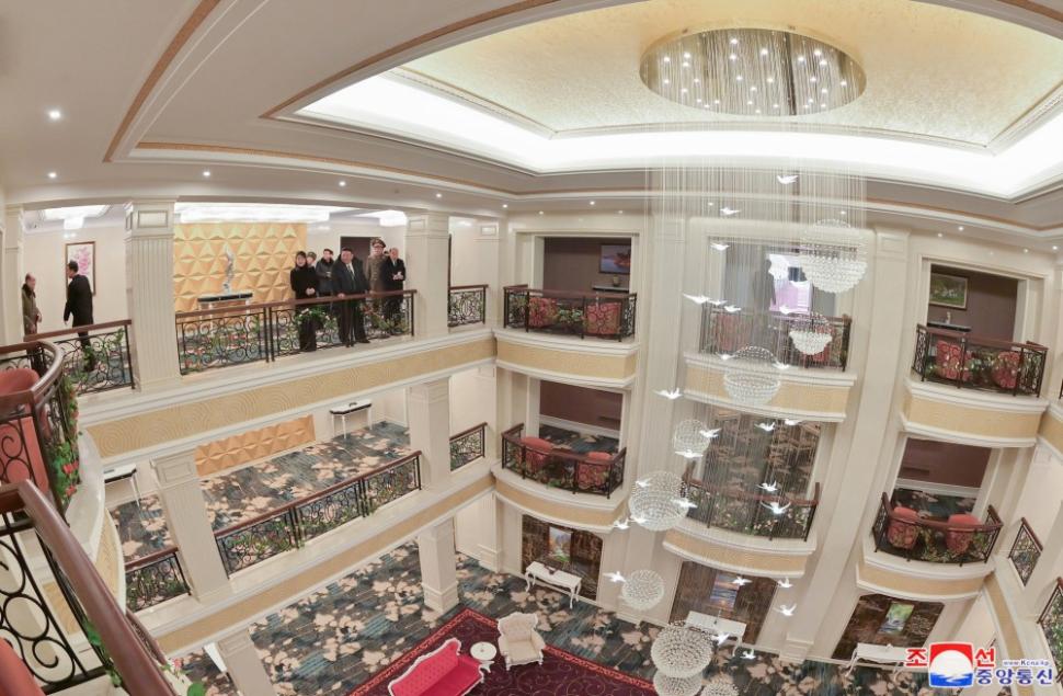 Imagini rare. Kim Jong un s-a dus cu fiica lui să-și inaugureze „Mar-a-Lago-ul”. Liderul de la Phenian s-a relaxat lângă piscină 984059