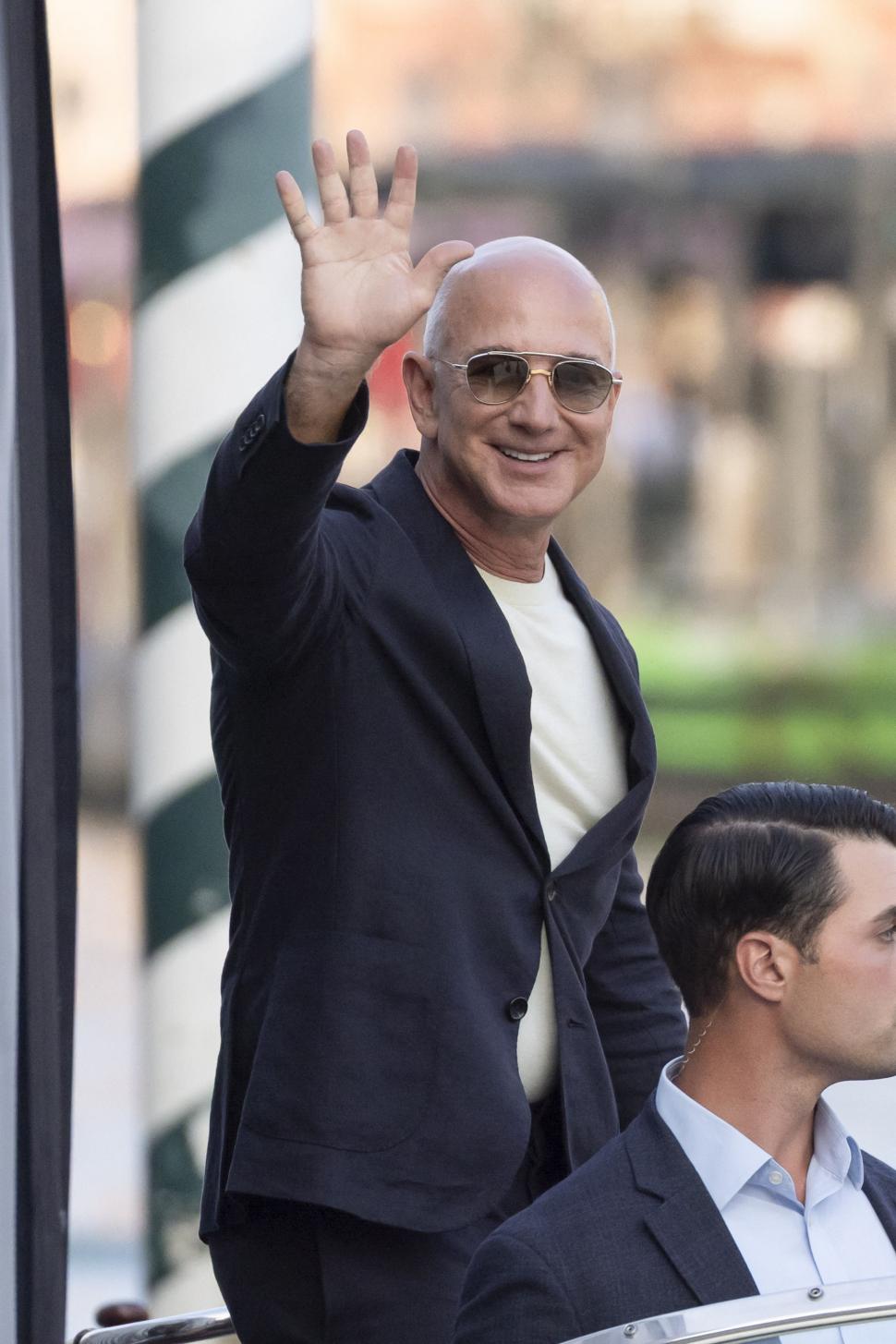 Încep festivitățile de nuntă pentru Jeff Bezos și Lauren Sánchez. Primele imagini cu mirii în Veneția și programul evenimentelor 983996