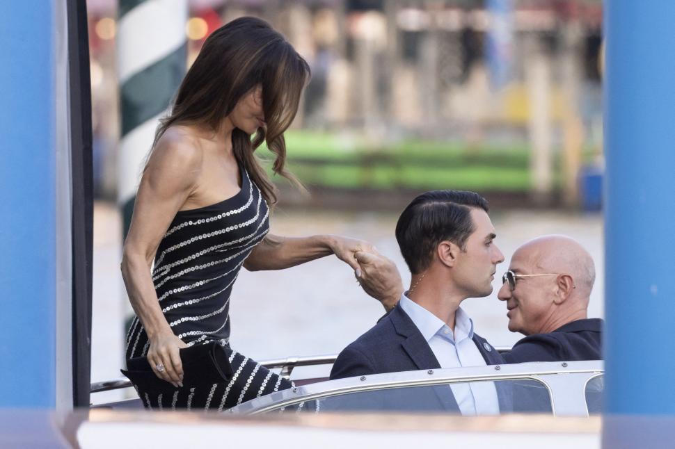 Încep festivitățile de nuntă pentru Jeff Bezos și Lauren Sánchez. Primele imagini cu mirii în Veneția și programul evenimentelor 983997