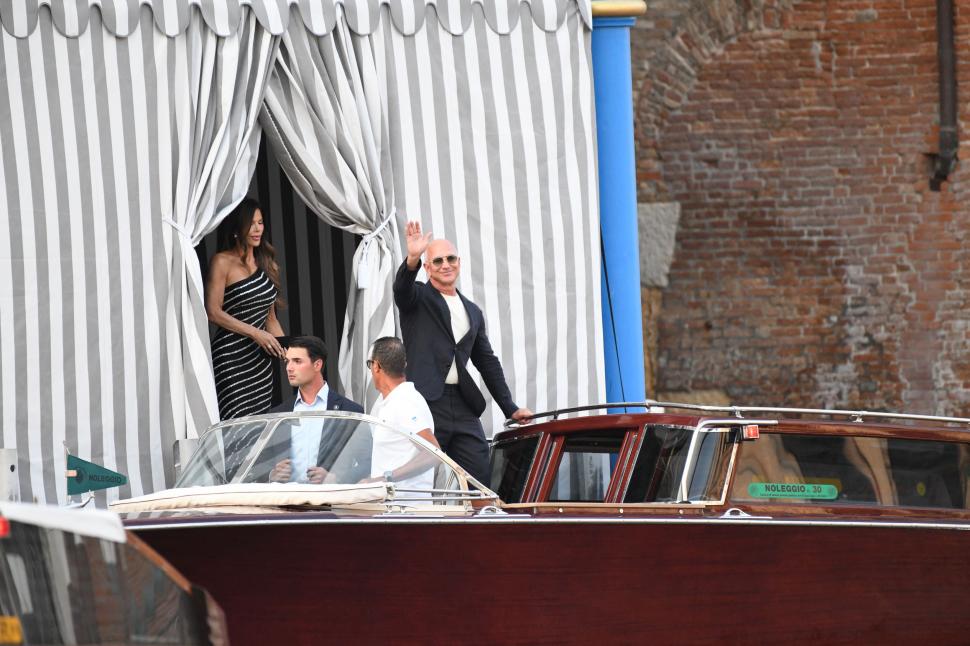 Încep festivitățile de nuntă pentru Jeff Bezos și Lauren Sánchez. Primele imagini cu mirii în Veneția și programul evenimentelor 984000