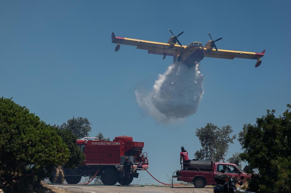 O femeie a aruncat o țigară și a incendiat o întreagă insulă din Grecia 983960
