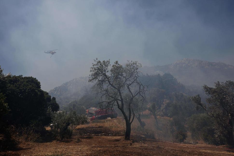 O femeie a aruncat o țigară și a incendiat o întreagă insulă din Grecia 983962