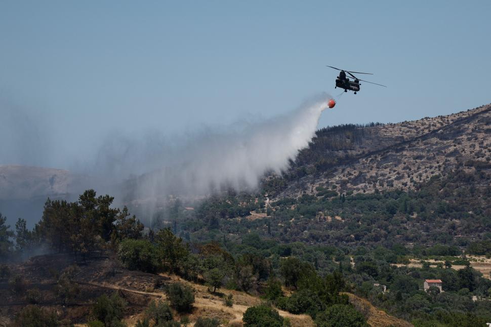 O femeie a aruncat o țigară și a incendiat o întreagă insulă din Grecia 983963