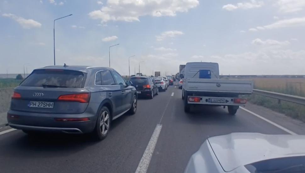 Trafic blocat pe DN1, lângă Ploiești, din cauza unui incendiu de vegetație. Sunt cozi kilometrice de mașini, s-a trimis mesaj Ro-alert 984210