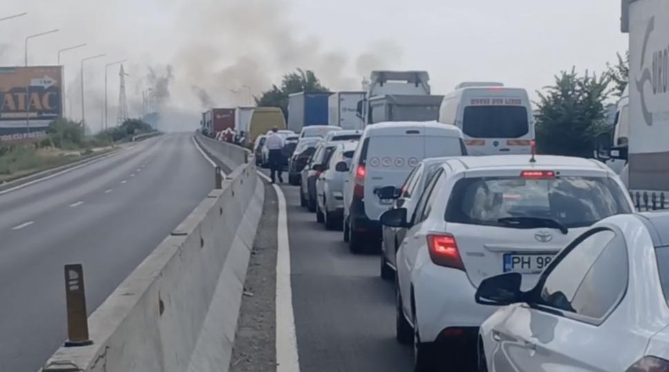 Trafic blocat pe DN1, lângă Ploiești, din cauza unui incendiu de vegetație. Sunt cozi kilometrice de mașini, s-a trimis mesaj Ro-alert 984211