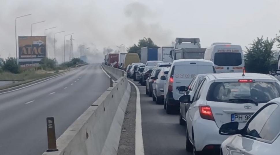 Trafic blocat pe DN1, lângă Ploiești, din cauza unui incendiu de vegetație. Sunt cozi kilometrice de mașini, s-a trimis mesaj Ro-alert 984212