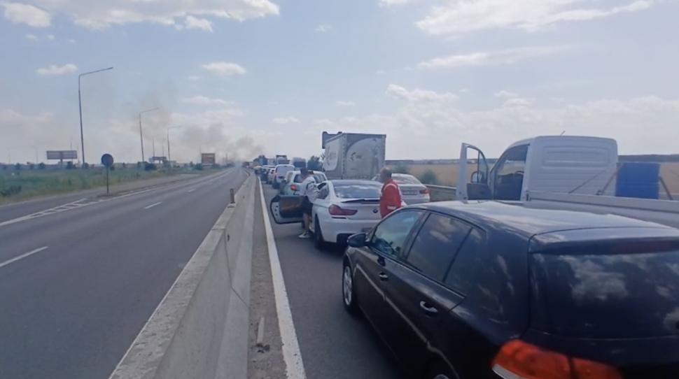 Trafic blocat pe DN1, lângă Ploiești, din cauza unui incendiu de vegetație. Sunt cozi kilometrice de mașini, s-a trimis mesaj Ro-alert 984213