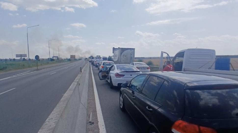 Trafic blocat pe DN1, lângă Ploiești, din cauza unui incendiu de vegetație. Sunt cozi kilometrice de mașini, s-a trimis mesaj Ro-alert 984214