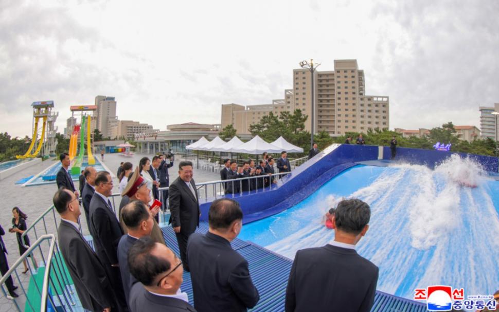 Extravaganța soției lui Kim Jong Un, care a apărut cu geantă Gucci și îmbrăcată în pantaloni după ce nu a fost văzută mai bine de un an 984444