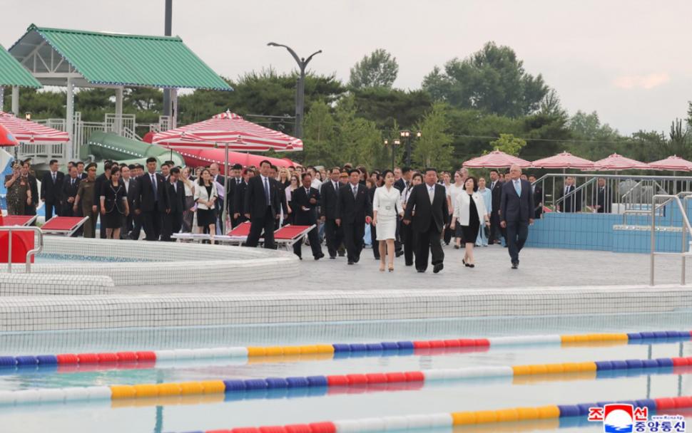 Extravaganța soției lui Kim Jong Un, care a apărut cu geantă Gucci și îmbrăcată în pantaloni după ce nu a fost văzută mai bine de un an 984449