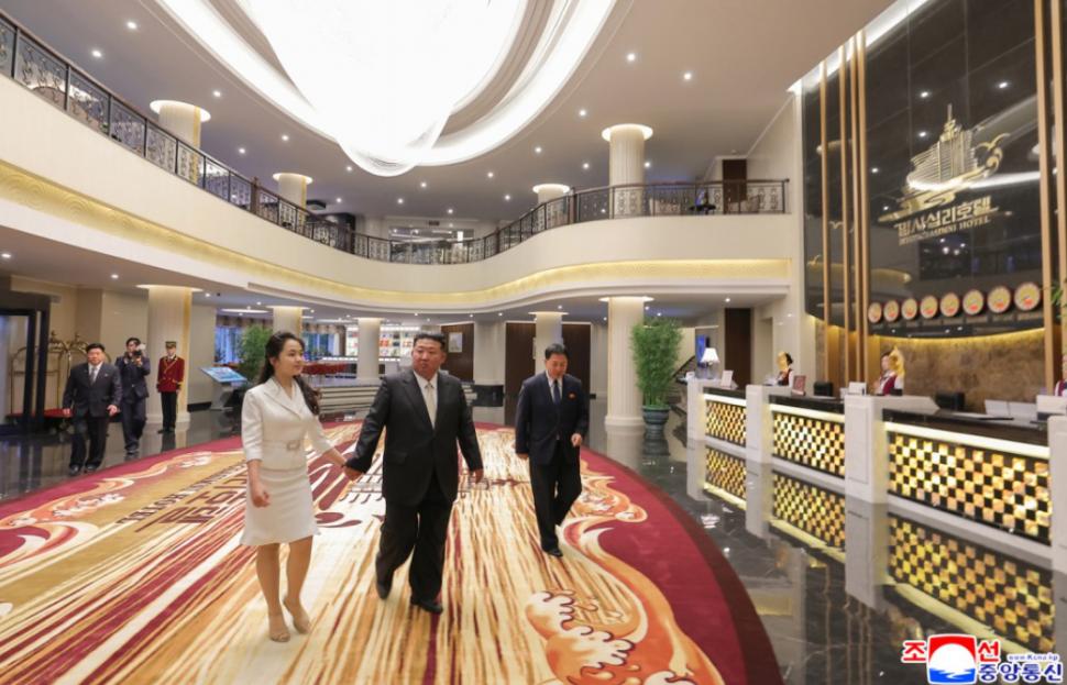 Extravaganța soției lui Kim Jong Un, care a apărut cu geantă Gucci și îmbrăcată în pantaloni după ce nu a fost văzută mai bine de un an 984454