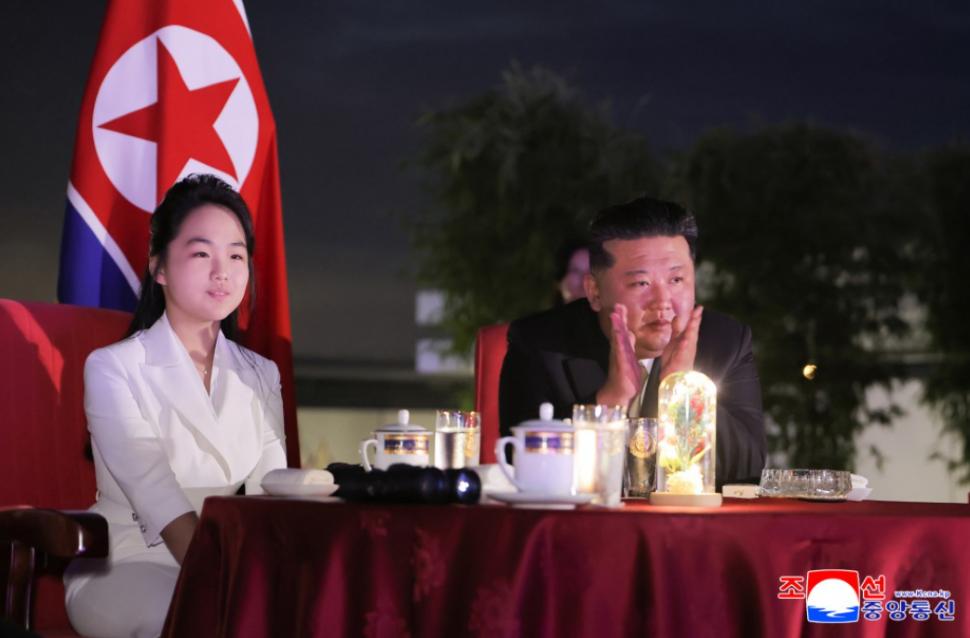 Extravaganța soției lui Kim Jong Un, care a apărut cu geantă Gucci și îmbrăcată în pantaloni după ce nu a fost văzută mai bine de un an 984457