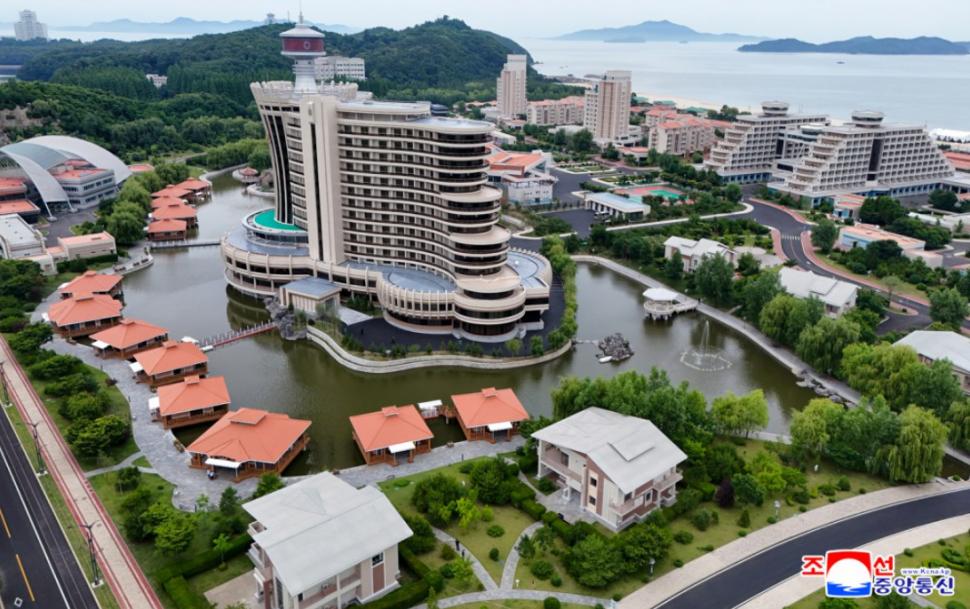 Extravaganța soției lui Kim Jong Un, care a apărut cu geantă Gucci și îmbrăcată în pantaloni după ce nu a fost văzută mai bine de un an 984489