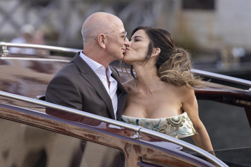 Prima seară a nunţii lui Jeff Bezos cu Lauren Sánchez s-a încheiat brusc din cauza unei furtuni. Mireasa a furat privirile cu rochia ei 984388