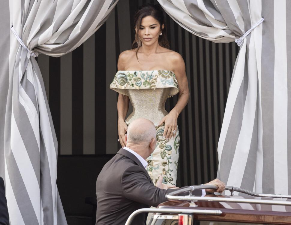 Prima seară a nunţii lui Jeff Bezos cu Lauren Sánchez s-a încheiat brusc din cauza unei furtuni. Mireasa a furat privirile cu rochia ei 984390