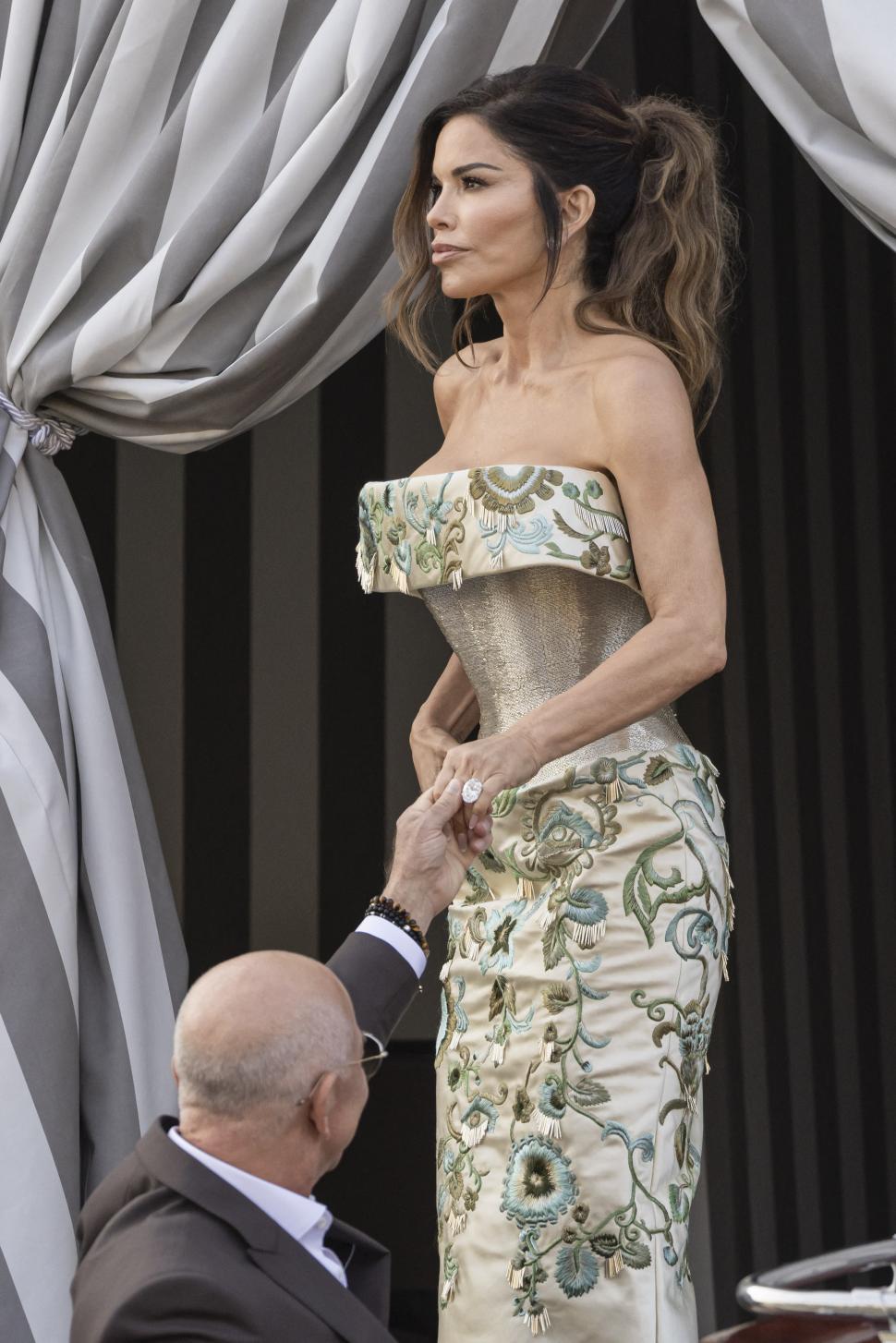 Prima seară a nunţii lui Jeff Bezos cu Lauren Sánchez s-a încheiat brusc din cauza unei furtuni. Mireasa a furat privirile cu rochia ei 984391