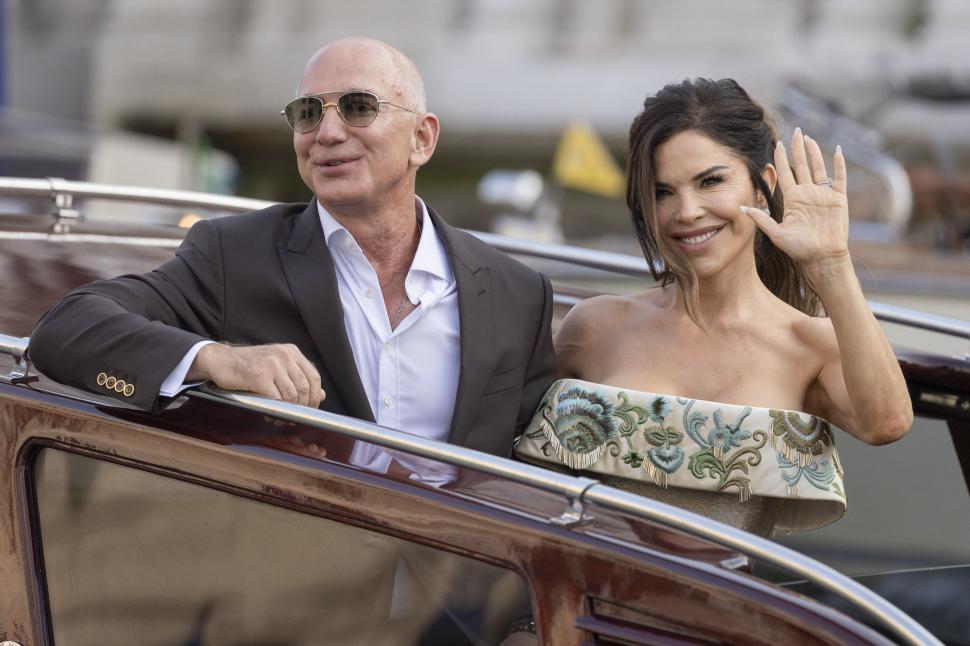 Prima seară a nunţii lui Jeff Bezos cu Lauren Sánchez s-a încheiat brusc din cauza unei furtuni. Mireasa a furat privirile cu rochia ei 984395