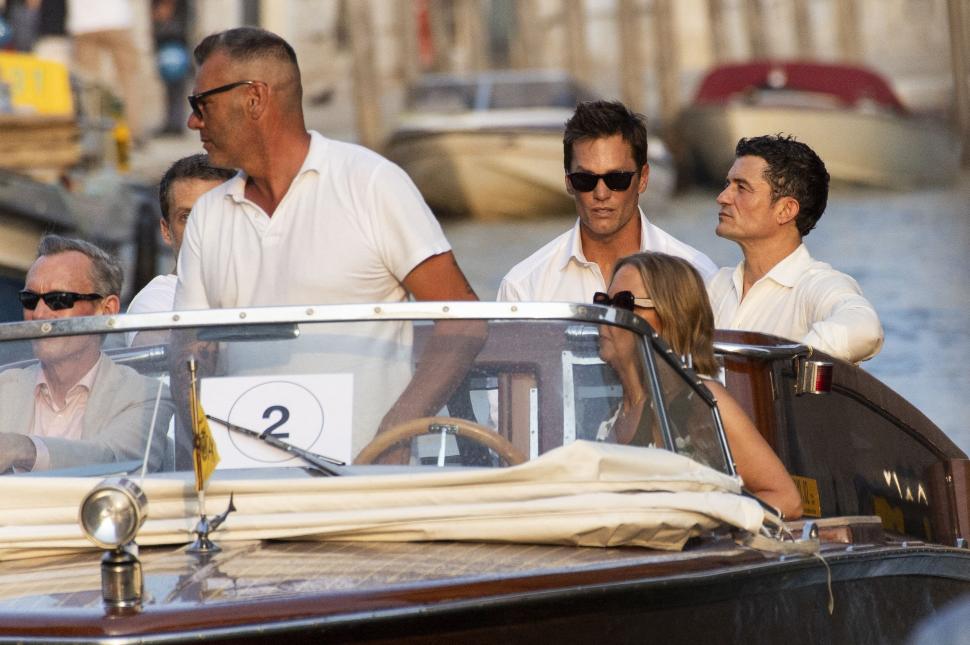 Prima seară a nunţii lui Jeff Bezos cu Lauren Sánchez s-a încheiat brusc din cauza unei furtuni. Mireasa a furat privirile cu rochia ei 984397