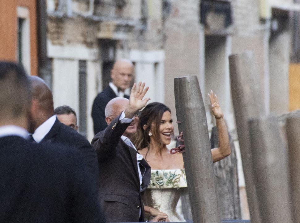 Prima seară a nunţii lui Jeff Bezos cu Lauren Sánchez s-a încheiat brusc din cauza unei furtuni. Mireasa a furat privirile cu rochia ei 984403