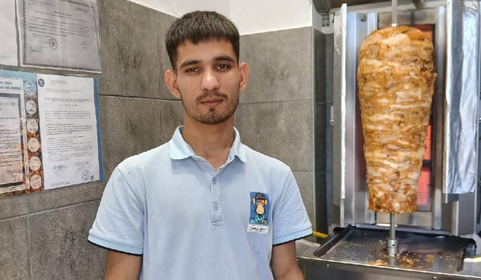 Povestea incredibilă a lui Idris, afganul care a plecat pe jos din ţara lui şi și-a deschis o șaormerie în Gura Humorului 983885