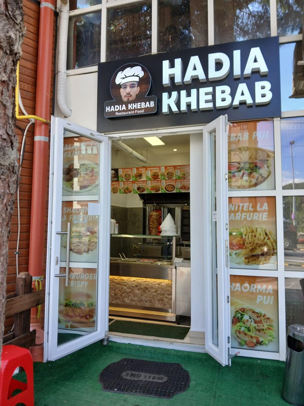 Povestea incredibilă a lui Idris, afganul care a plecat pe jos din ţara lui şi și-a deschis o șaormerie în Gura Humorului 983888