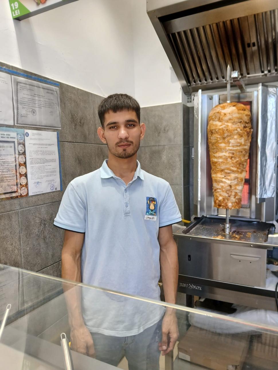 Povestea incredibilă a lui Idris, afganul care a plecat pe jos din ţara lui şi și-a deschis o șaormerie în Gura Humorului 983889