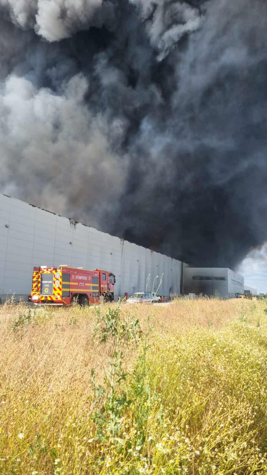 Incendiu puternic într-un parc logistic de pe A1. A fost emis RO-Alert pentru localitățile învecinate 984904