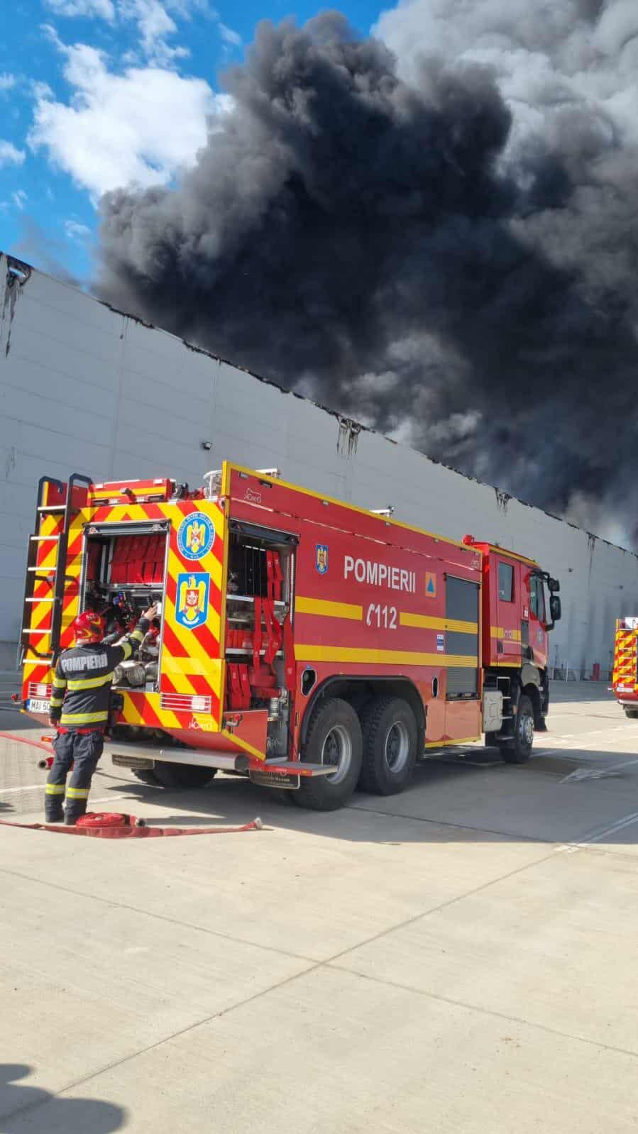 Incendiu puternic într-un parc logistic de pe A1. A fost emis RO-Alert pentru localitățile învecinate 984905