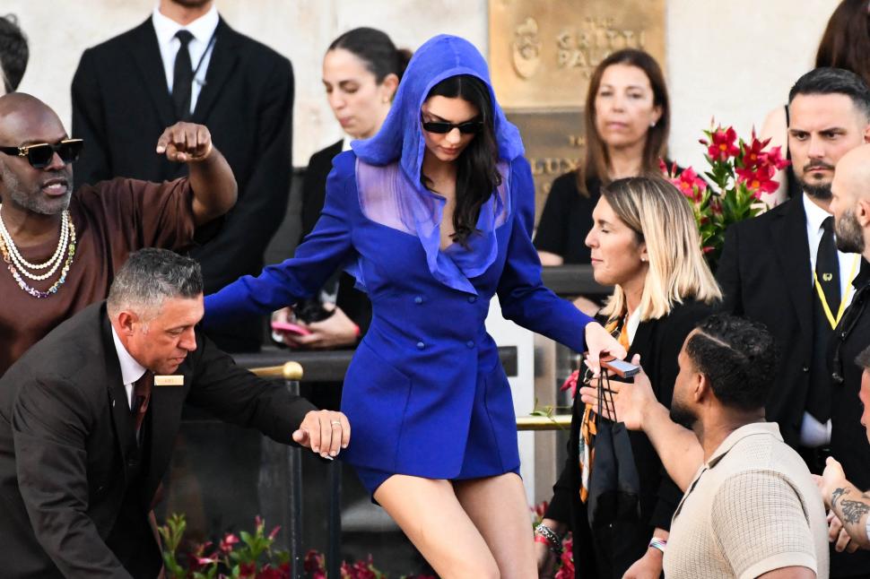 După nuntă, Jeff Bezos și Lauren Sanchez au plecat în Croația cu elicopterul pilotat de mireasă. De ce este „amărât” miliardarul 985043