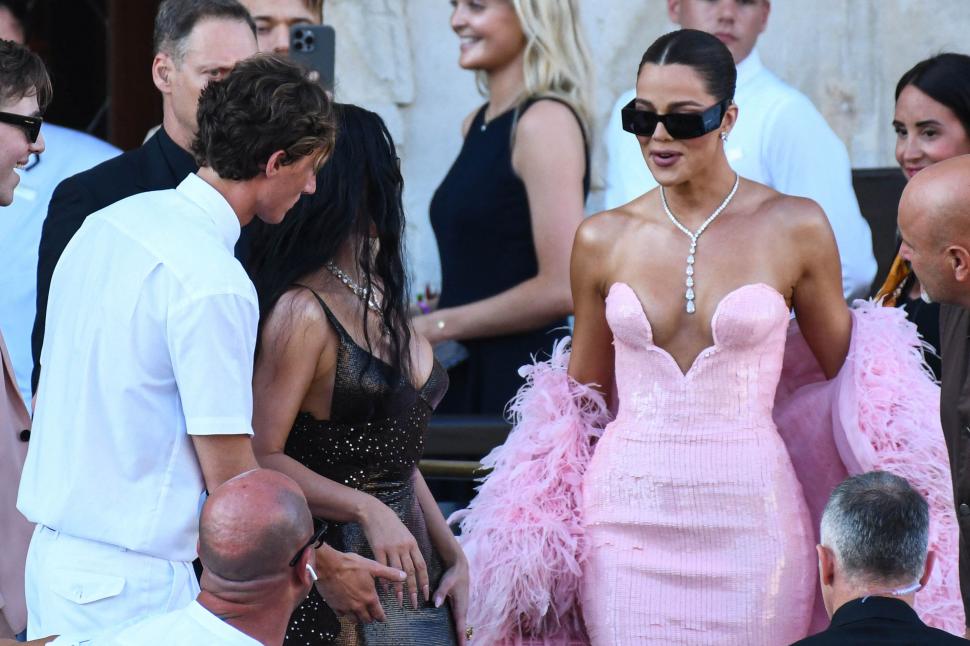 După nuntă, Jeff Bezos și Lauren Sanchez au plecat în Croația cu elicopterul pilotat de mireasă. De ce este „amărât” miliardarul 985047