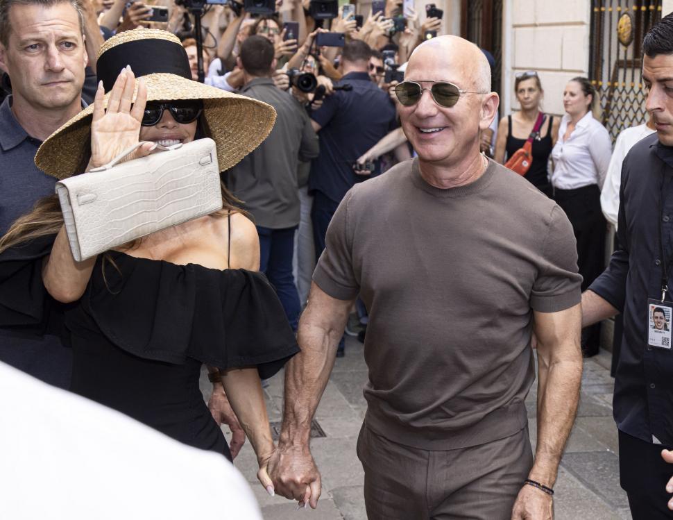 După nuntă, Jeff Bezos și Lauren Sanchez au plecat în Croația cu elicopterul pilotat de mireasă. De ce este „amărât” miliardarul 985053