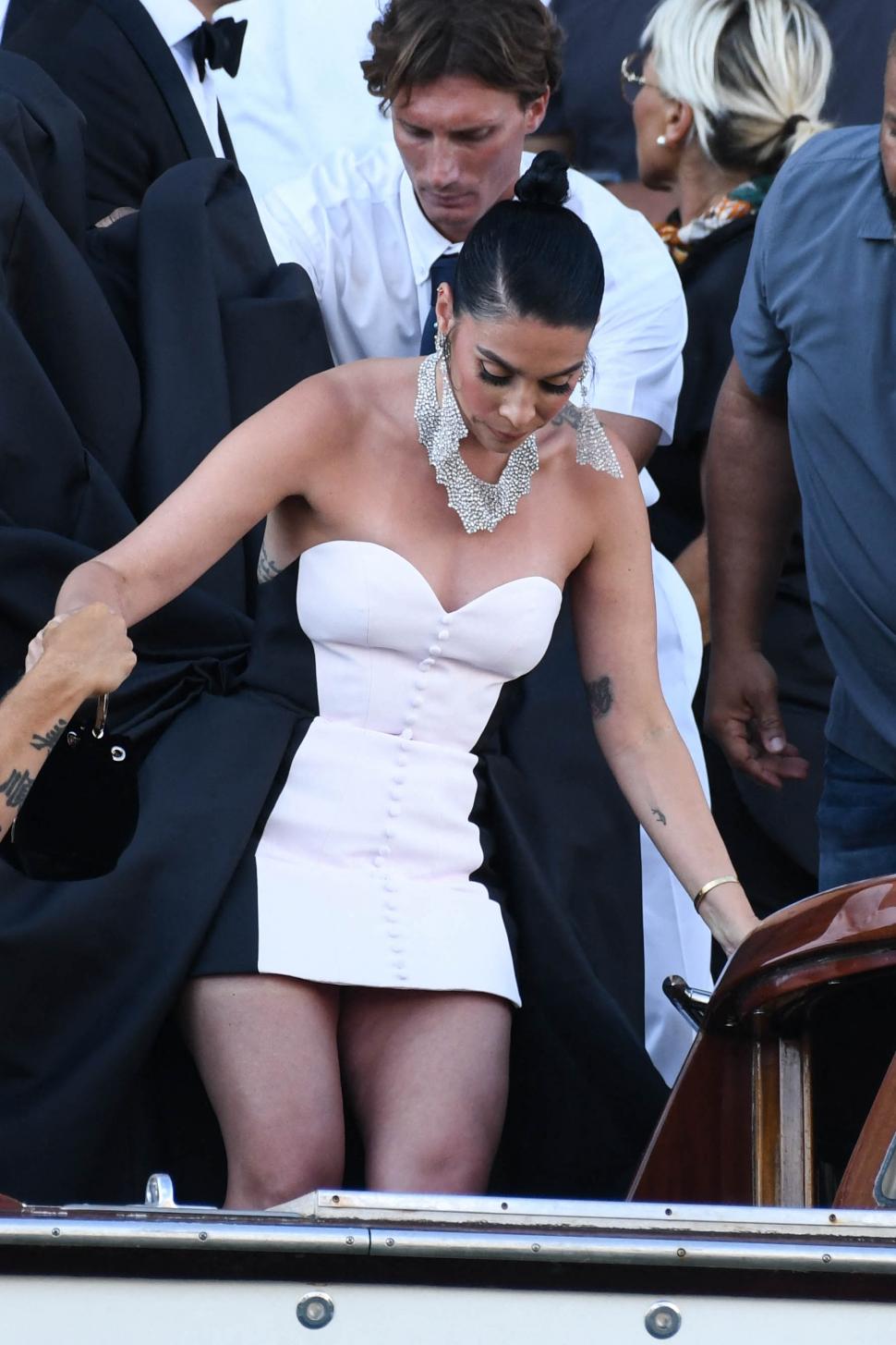 După nuntă, Jeff Bezos și Lauren Sanchez au plecat în Croația cu elicopterul pilotat de mireasă. De ce este „amărât” miliardarul 985058