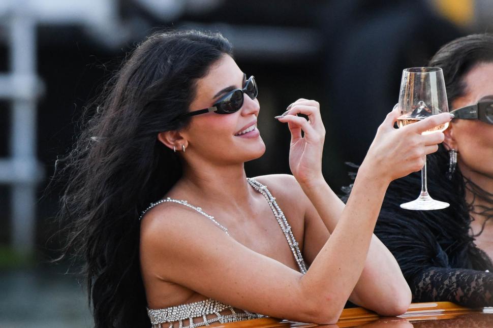 După nuntă, Jeff Bezos și Lauren Sanchez au plecat în Croația cu elicopterul pilotat de mireasă. De ce este „amărât” miliardarul 985061