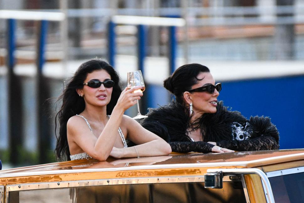 După nuntă, Jeff Bezos și Lauren Sanchez au plecat în Croația cu elicopterul pilotat de mireasă. De ce este „amărât” miliardarul 985063